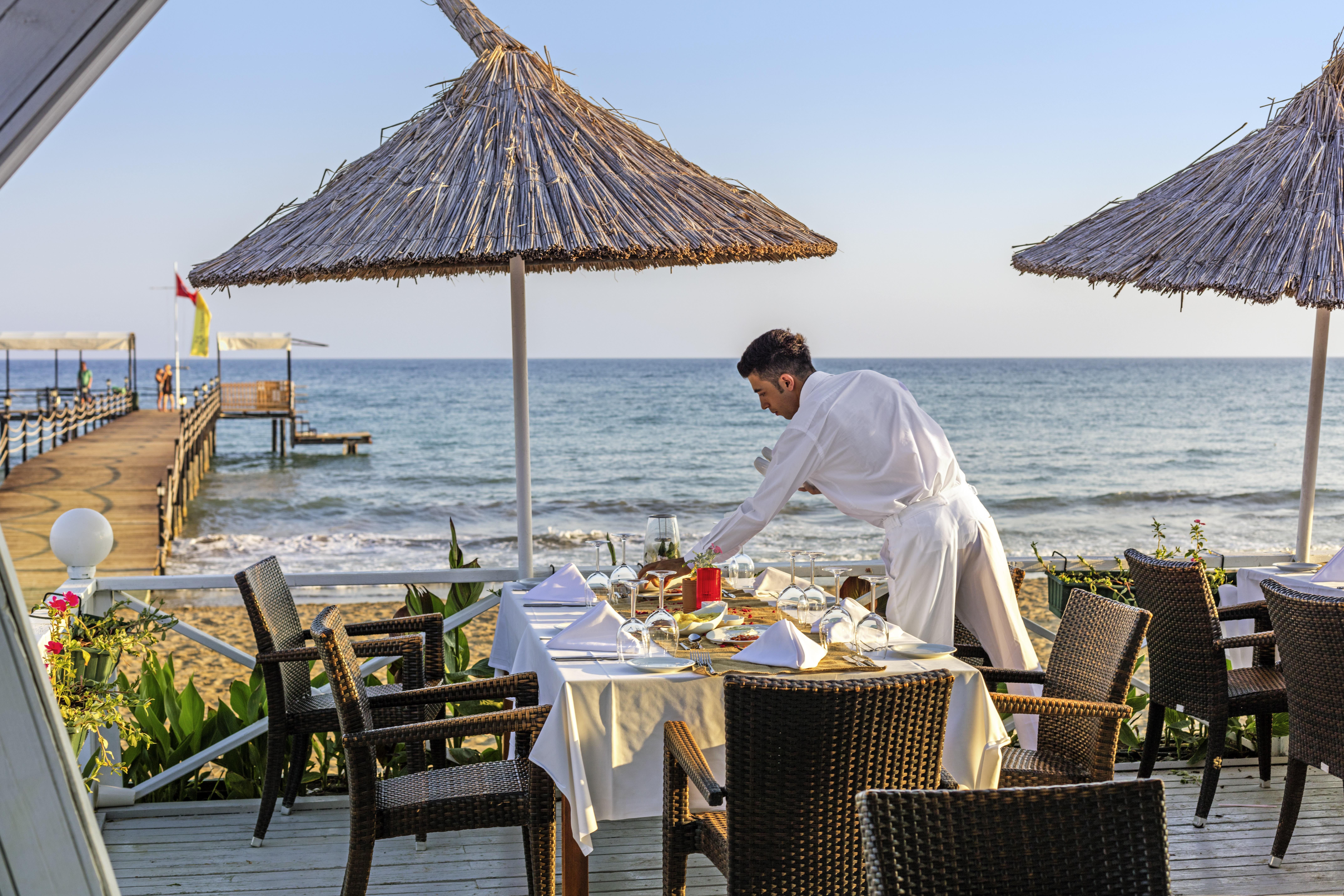 Asteria Family Resort Belek Antalya Extérieur photo A waiter at a beach restaurant